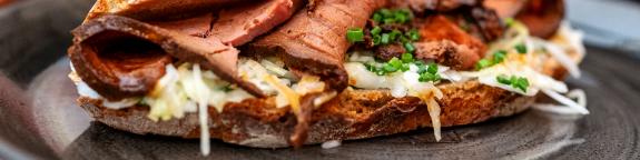 Oktoberfest festival tent Schützenlisl® folk singer's tent at the Oidn Wiesn: Wiesnschmankerl