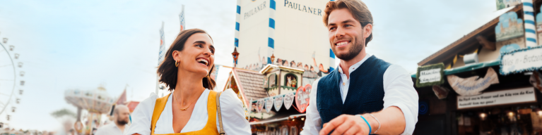Besucher vor dem Paulaner Festzelt auf dem Münchner Oktoberfest. Besucher vor dem Paulaner Festzelt auf dem Münchner Oktoberfest.