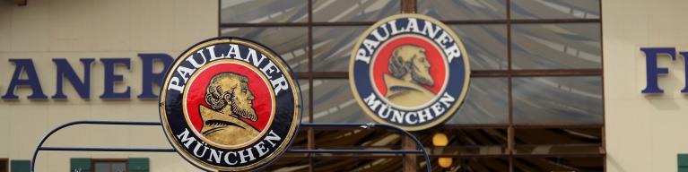 Paulaner Festzelt Frontansicht auf dem Oktoberfest in München