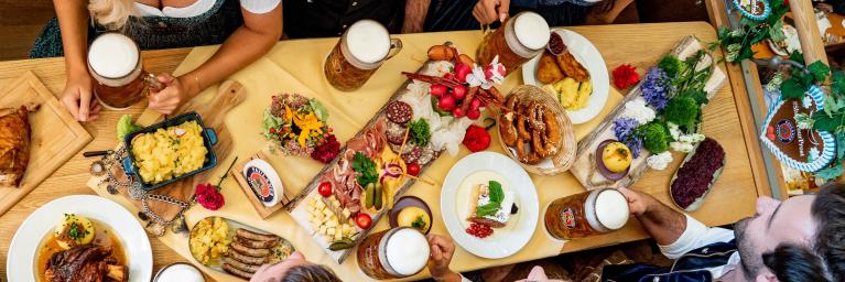 Reservierungen mit Wiesn-Menüs im Paulaner Festzelt auf dem Oktoberfest in München.